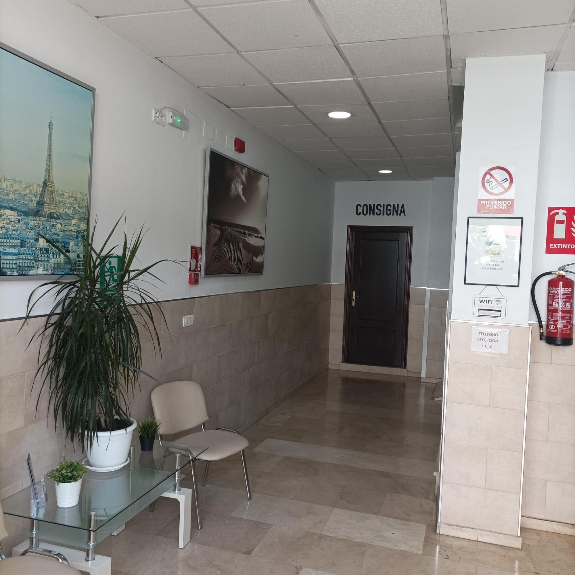 Hostal Carlos 2 La Linea de la Concepcion Ngoại thất bức ảnh