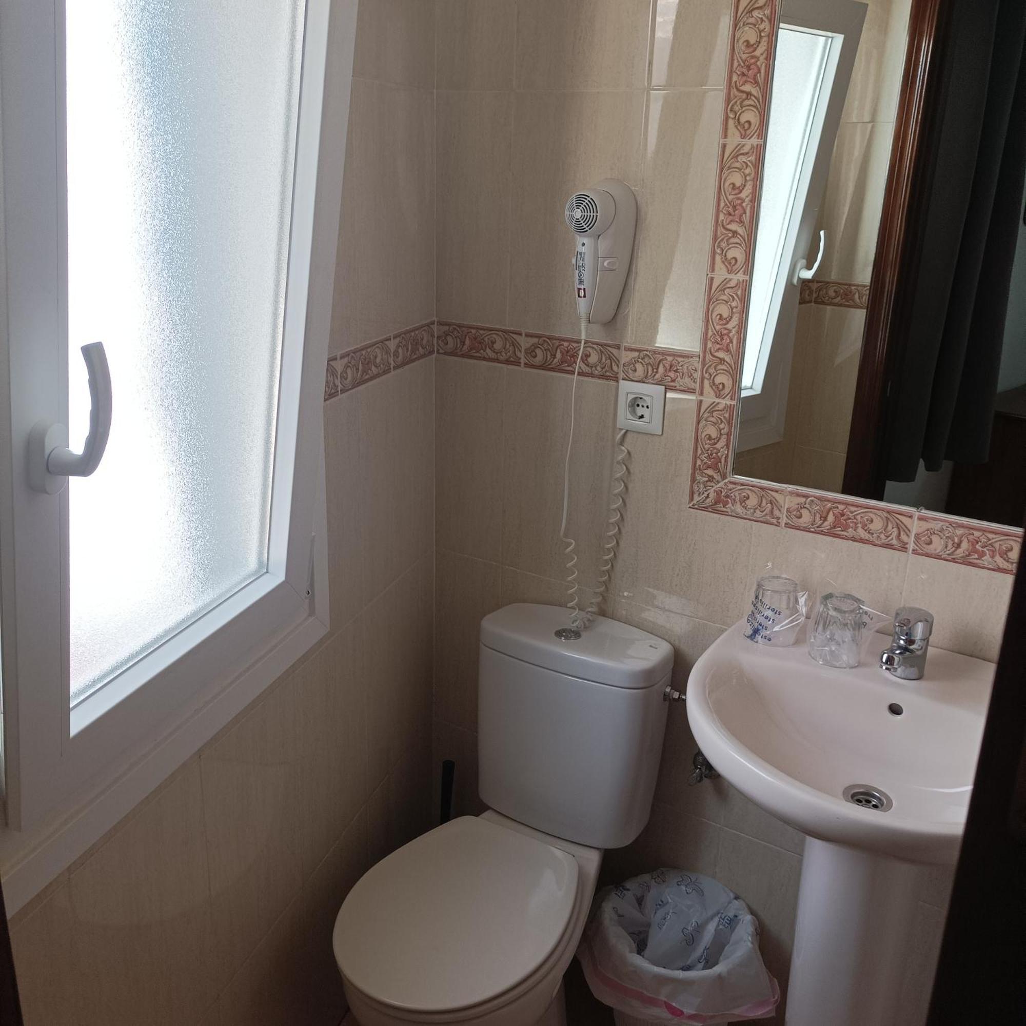 Hostal Carlos 2 La Linea de la Concepcion Ngoại thất bức ảnh