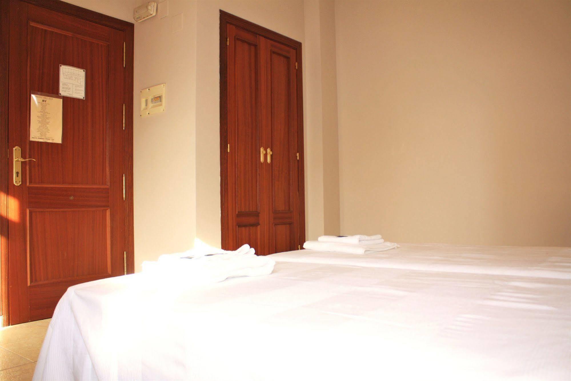 Hostal Carlos 2 La Linea de la Concepcion Ngoại thất bức ảnh