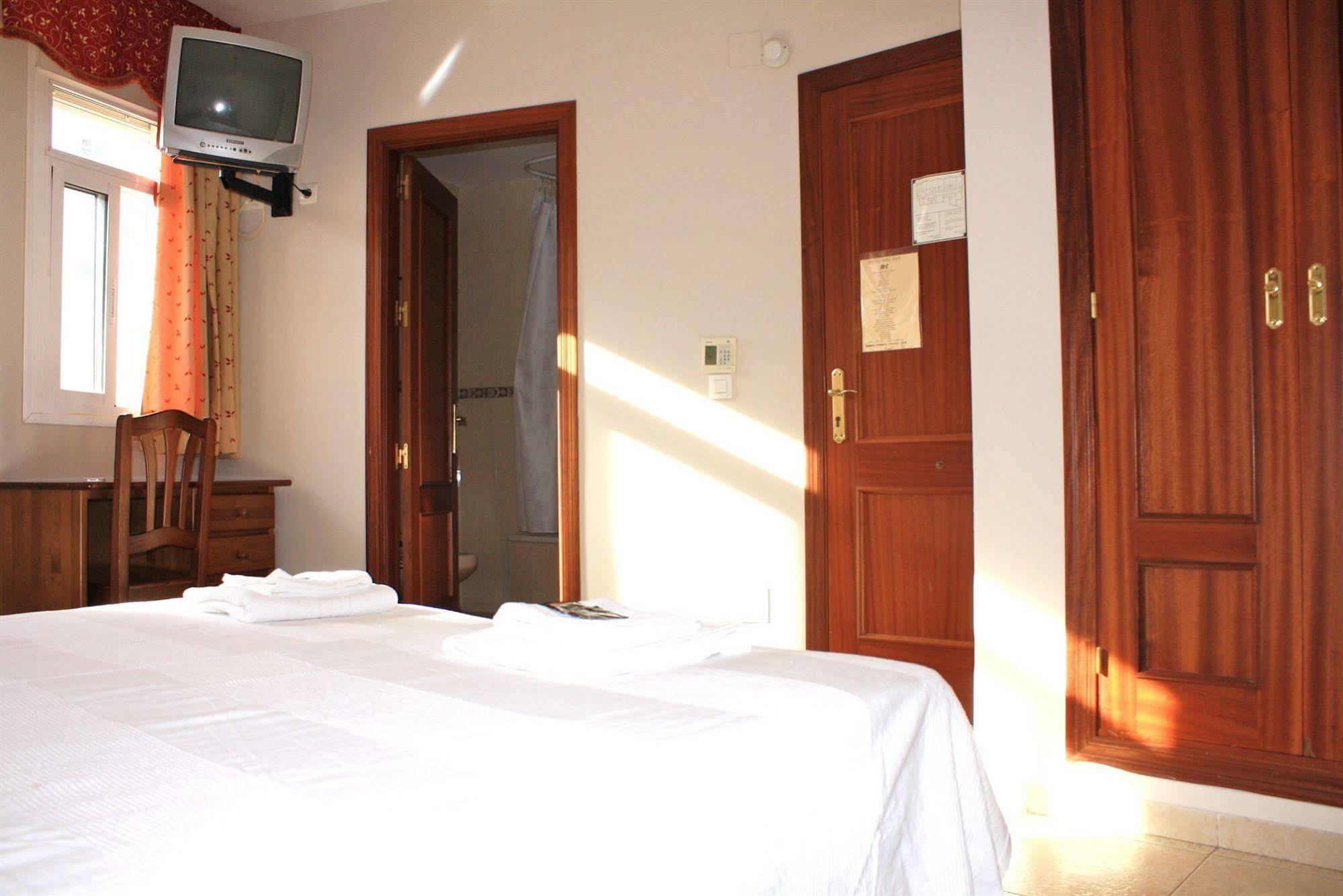 Hostal Carlos 2 La Linea de la Concepcion Ngoại thất bức ảnh