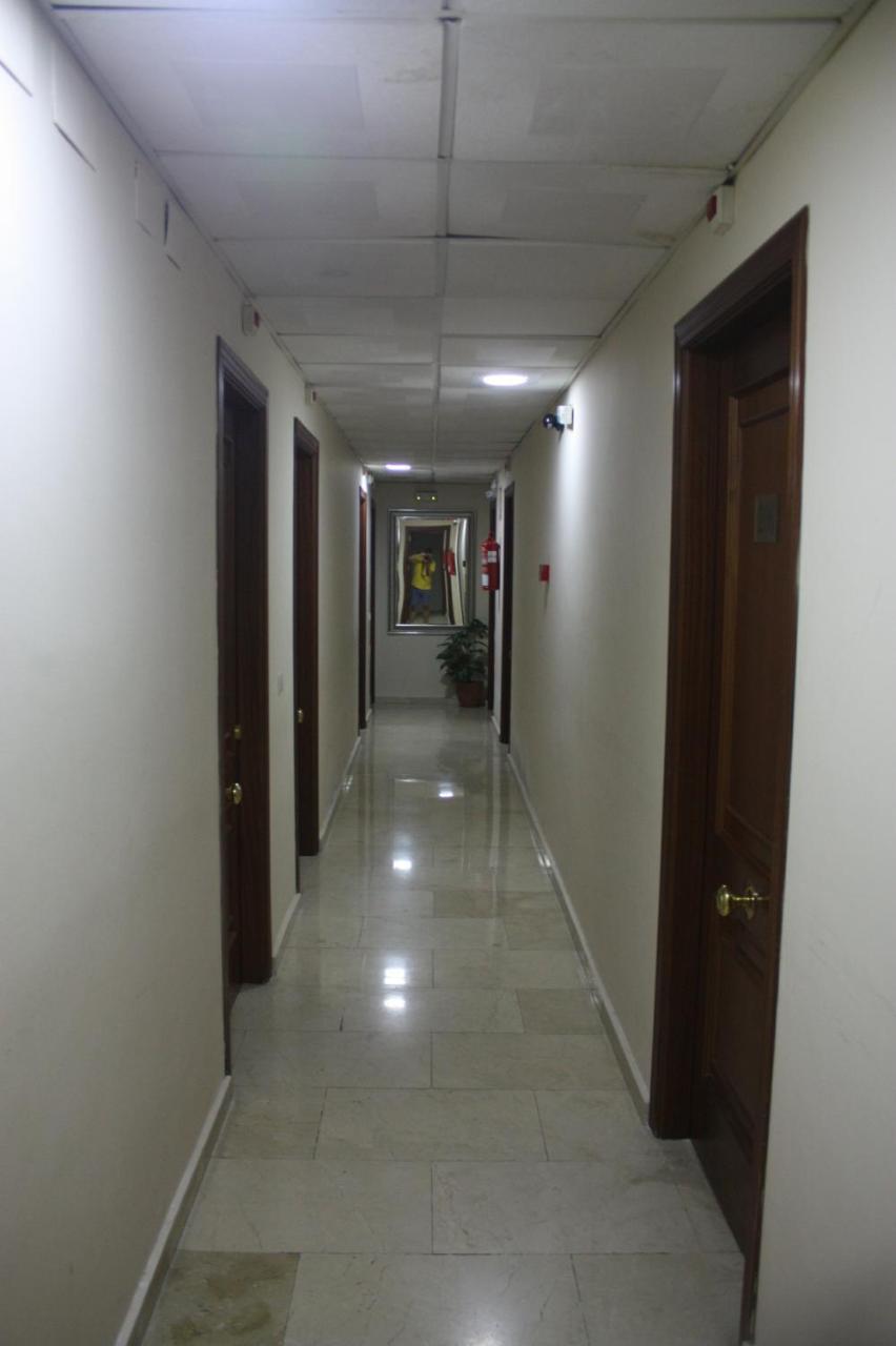 Hostal Carlos 2 La Linea de la Concepcion Ngoại thất bức ảnh